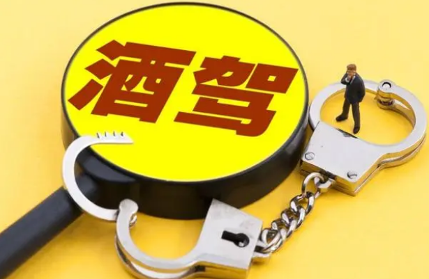 酒駕讓無(wú)駕照的女友來(lái)頂包……鄭州交警：罰！