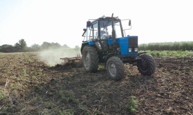 男子在自家農(nóng)田中酒駕，被吊銷執(zhí)照罰款2000，男子不服告上法庭！